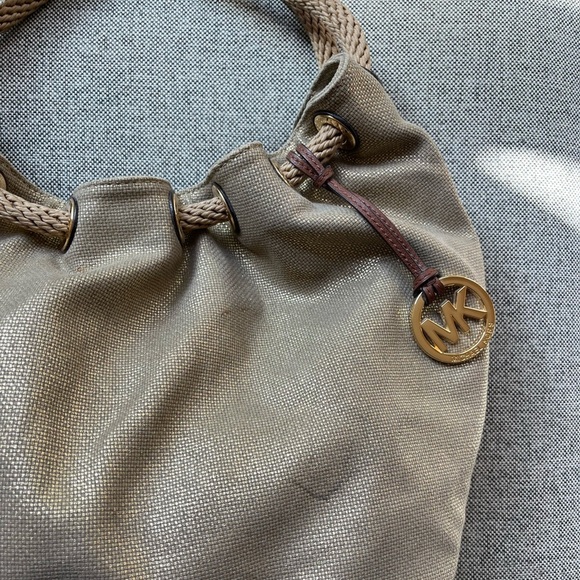 ✨ Michael Kors Marina Gathered
Drawstring Gold Metallic Shimmer
Tote Bag ✨ - Picture 9 of 17